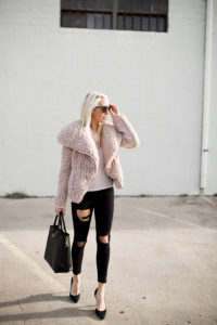 pink tee under $50, draped faux fur jacket, black leather satchel, strechy black skinny jeans