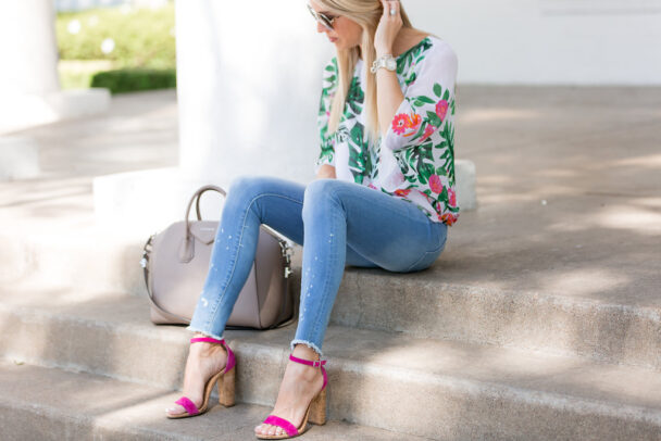 pink heels - pink sandals - strappy pink heels - frayed hemmed jeans - frayed hemmed denim - ankle crop jeans