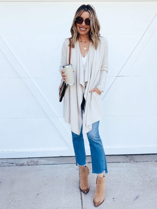 dallas fashion blogger wearing barefoot dreams cardigan and mother high waist jeans