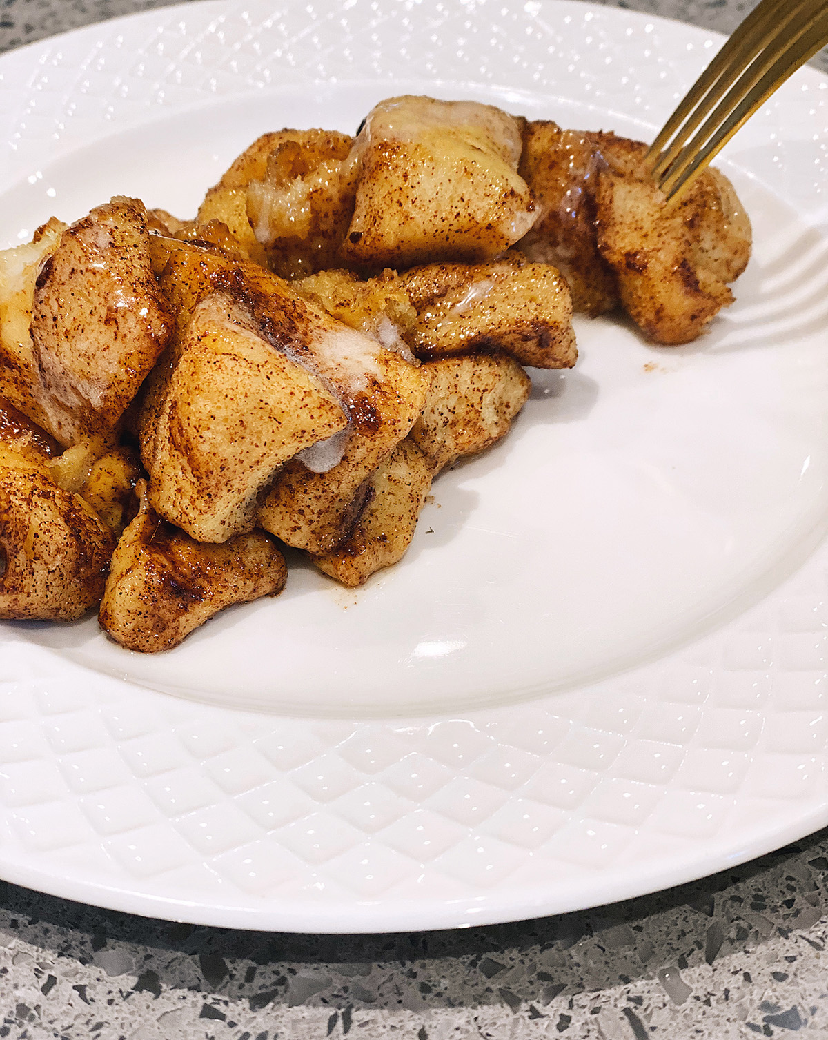 dessert breakfast recipe using few ingredients - cinnamon roll monkey bread