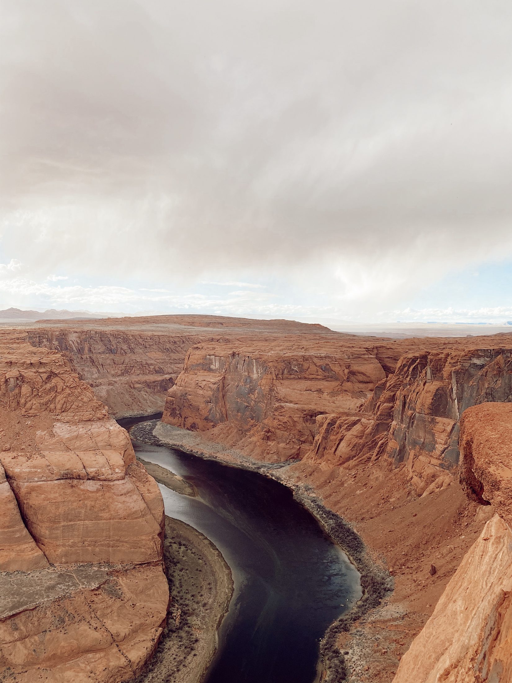 horseshoe bend hike and scenic view in page arizona